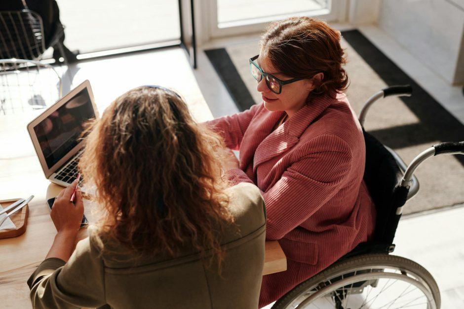 Mujeres con discapacidad trabajando en una laptop