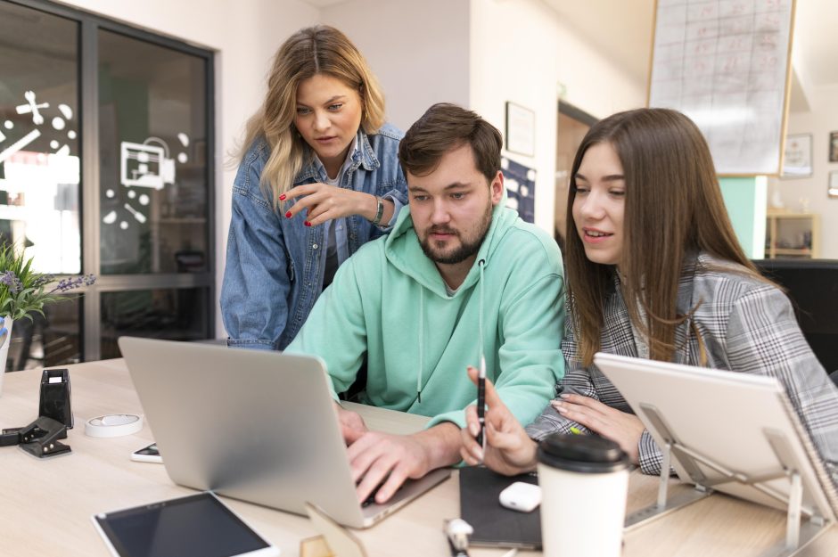Equipo colaborando en un proyecto en la oficina